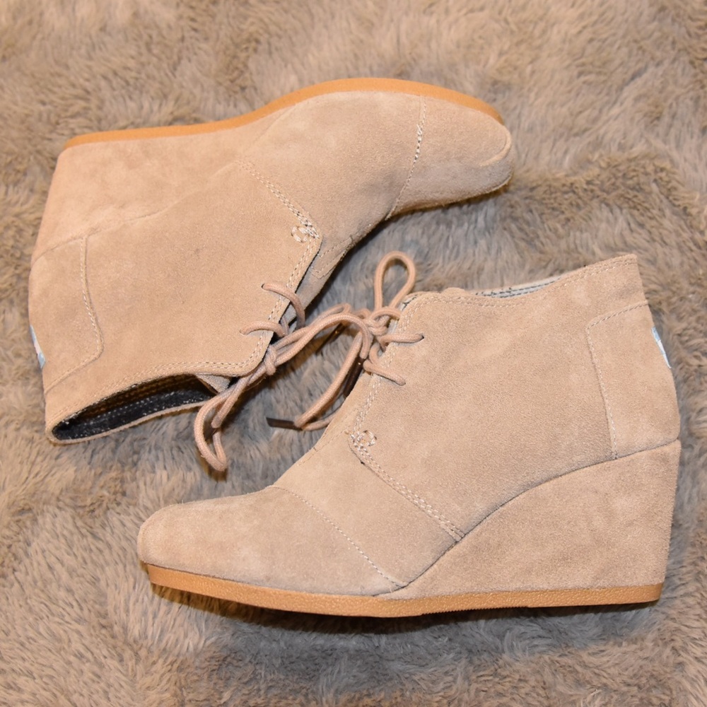 Desert Wedge in Taupe Suede